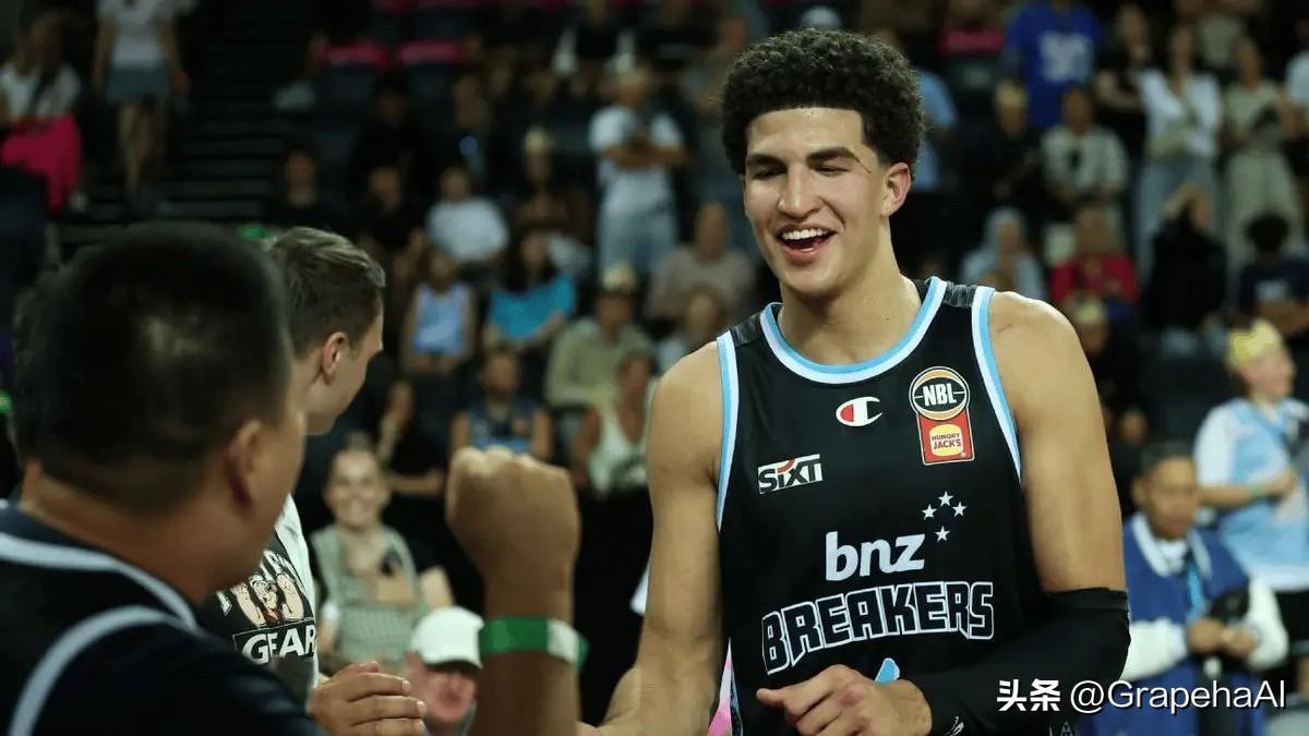 来自墨西哥的球员卡里姆-洛佩斯已宣布参加2026年NBA选秀。

洛佩斯目前在选