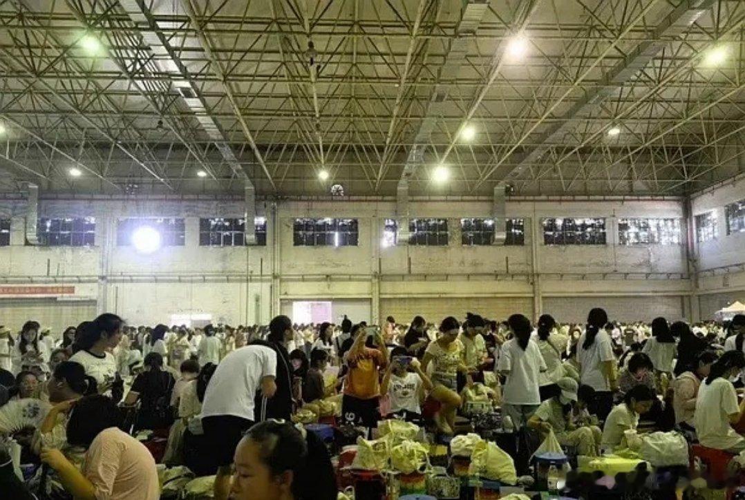 出乎意料，之前见过成毅家鲨青应援3000人觉得很多了，没想到花粉线下也能有两千人