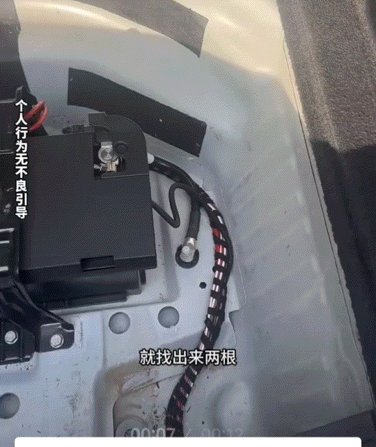 哭笑不得。江苏徐州，一男子为了钓鱼，便购买一斤近上百条蚯蚓放置在汽车后备箱，结果