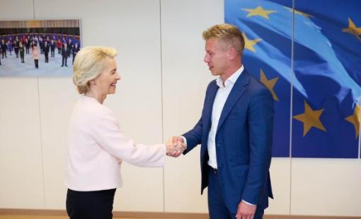 整个欧洲政坛几乎都被惊到了，匈牙利新任总理毛焦尔・彼得，刚坐稳总理位置，就立马搞