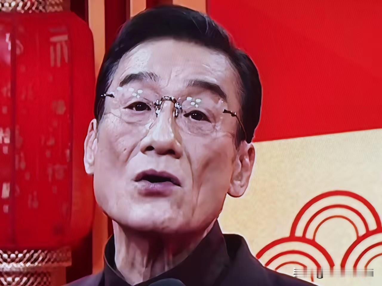 梁家辉说，现在科技进步太快了，所有的年轻人必须要加油，努力！在新的一年里，不要选