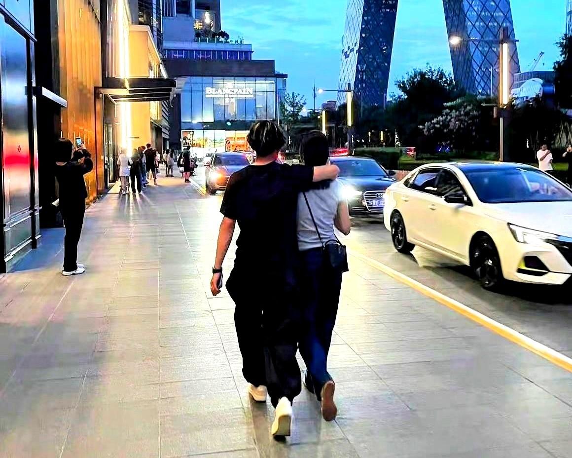 冬奥冠军苏翊鸣和朱易，藏了整整三年！

最近他俩在三元桥吃饭被逮个正着。苏翊鸣凑