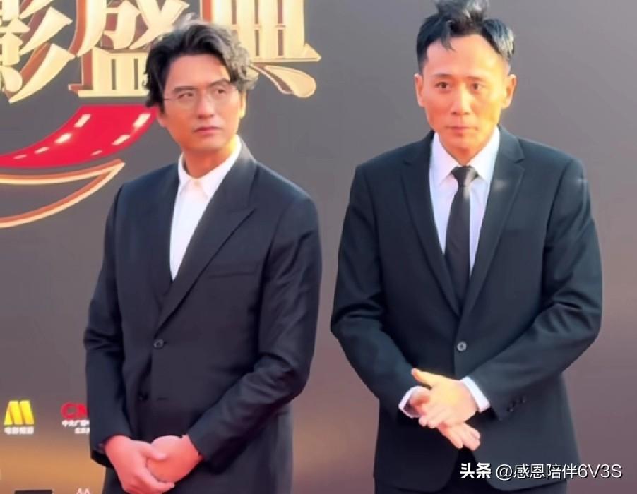 哈哈哈，这画面感简直溢出屏幕啦！刘烨光着两条大腿套着西裤，在那儿神气活现的，能不