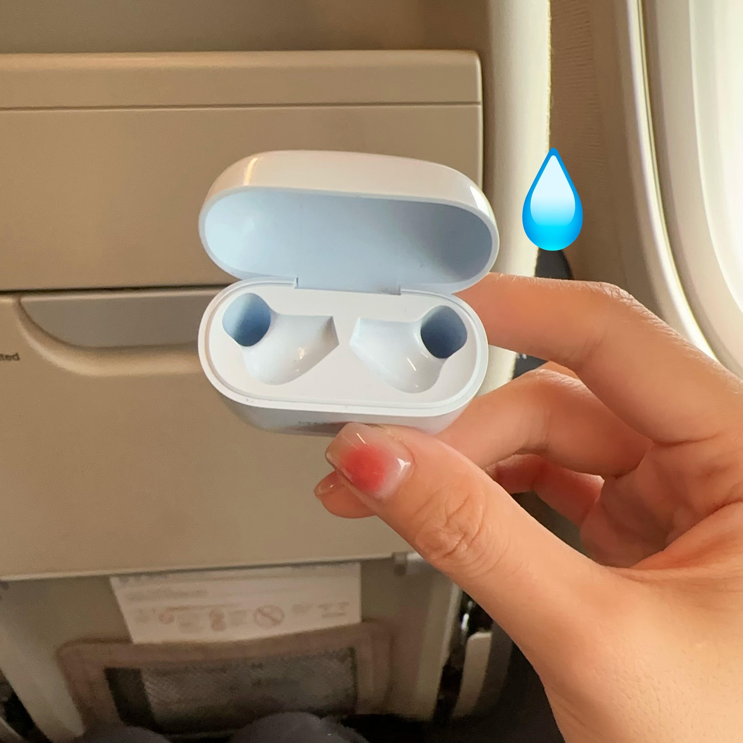 上飞机打开耳机盒……