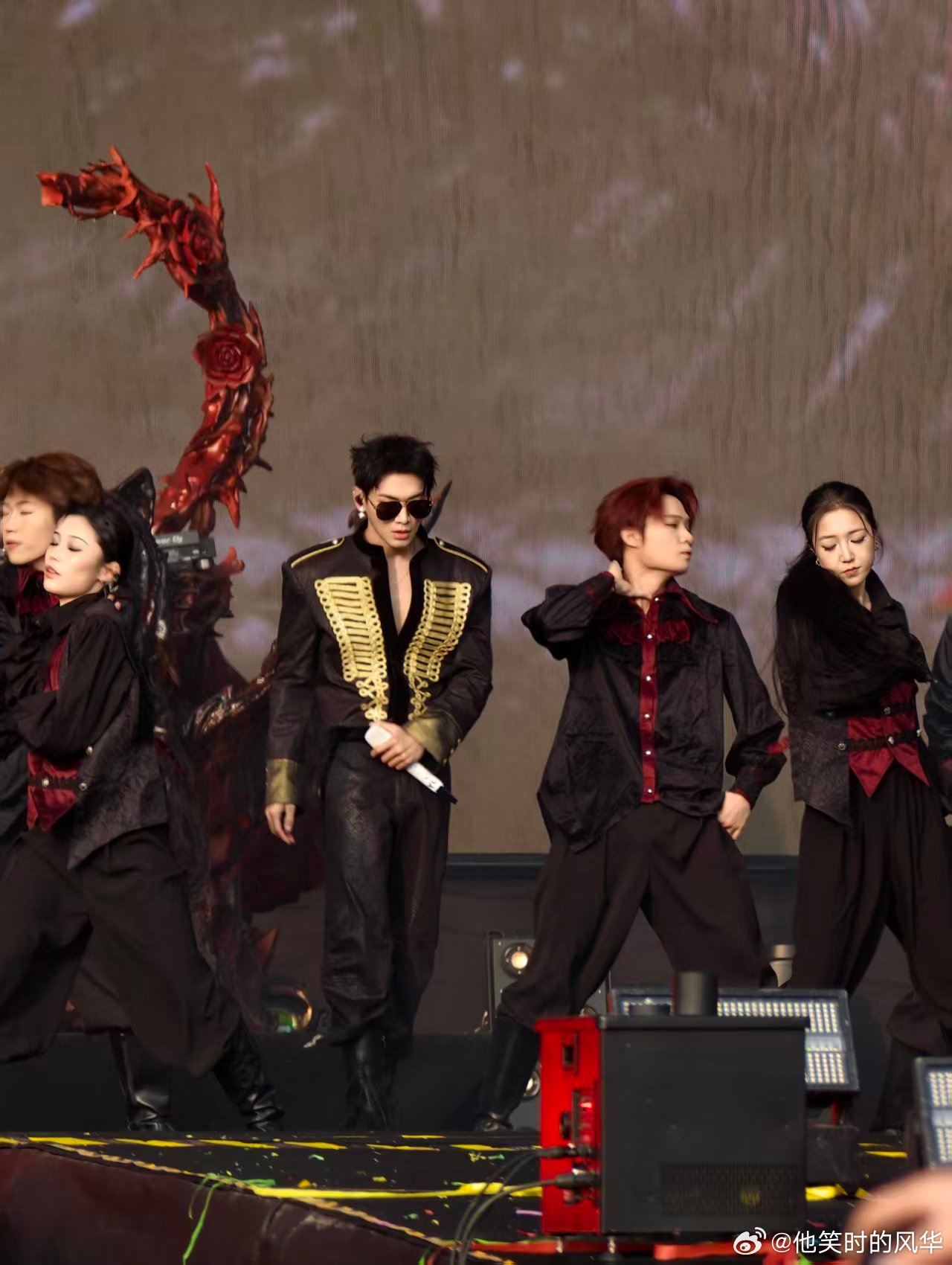 姚琛腹肌富有且慷慨姚琛腹肌生图 谁被姚琛的腹肌暴击了？舞台上大方秀出好身材，每块