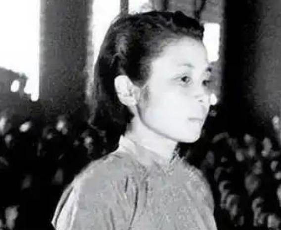 1951 年抓捕潜伏女特务，全程拒不认罪不辩解，反复只念一个人名，连夜溯源查清内