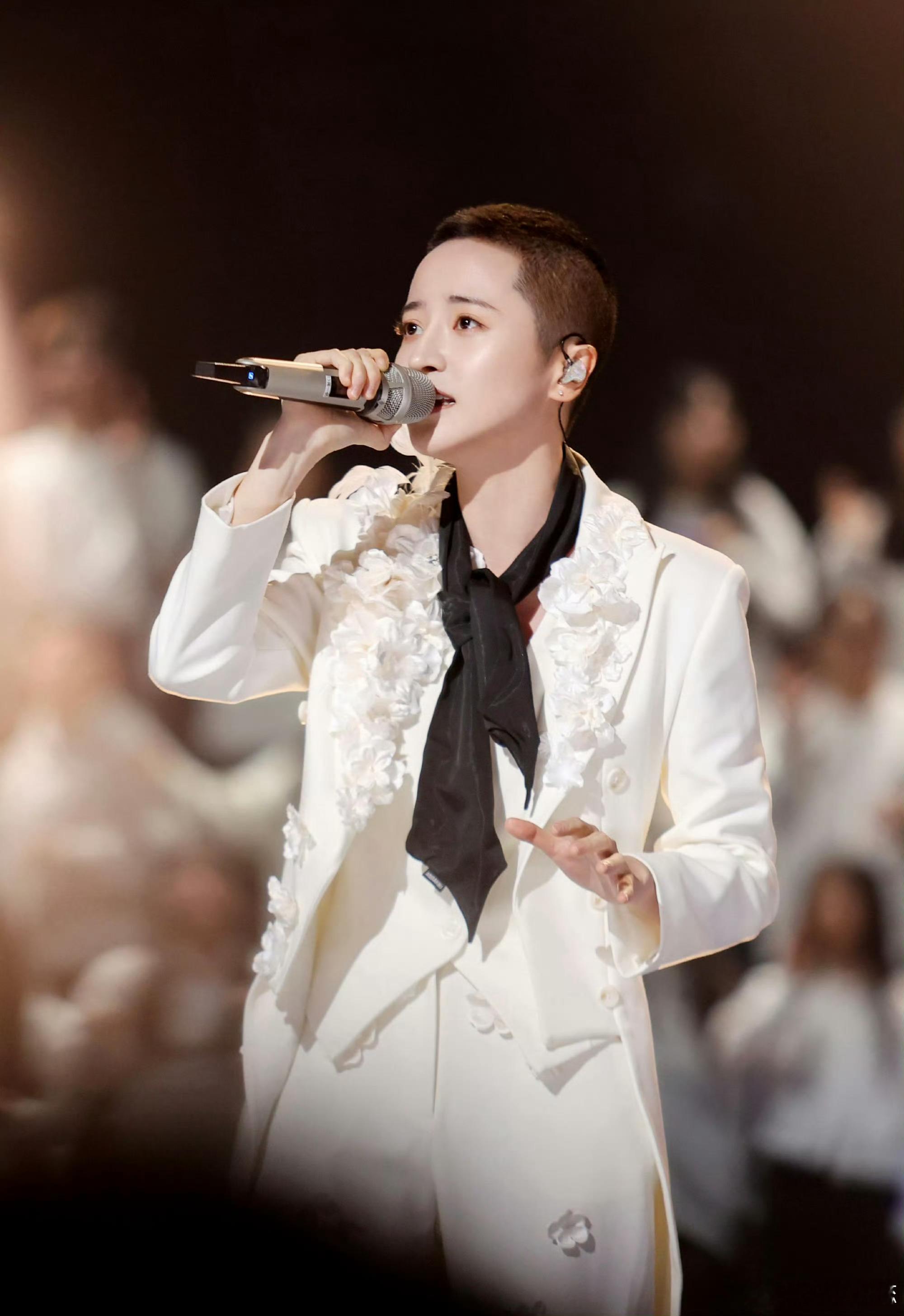 蒋一侨回应和落跑甜心女主角撞脸 蒋一侨面对撞脸调侃，完美展现当代女星的自信与从容