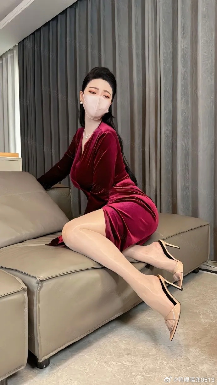 御姐通勤穿搭美女热门美女 酒红色长裙魅力十足 