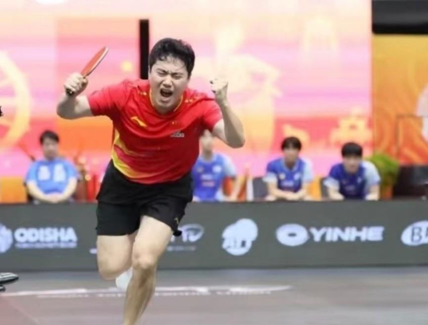 0-2落后，没人觉得能翻。
梁靖崑一拍子砸穿了日本队的沉默。
王楚钦吊短，吊出了