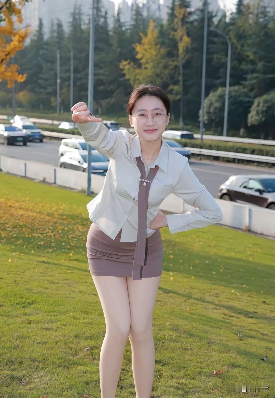 秋日穿搭指南：优雅白衬衫+棕色短裙，轻松自在！🍂👗👠