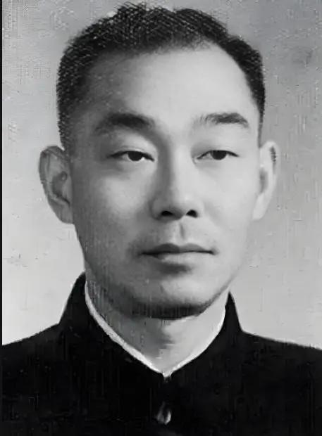 1949年上海解放，陈毅当市长，正愁找不到能镇住特务、黑帮的公安局长。陈赓笑着说