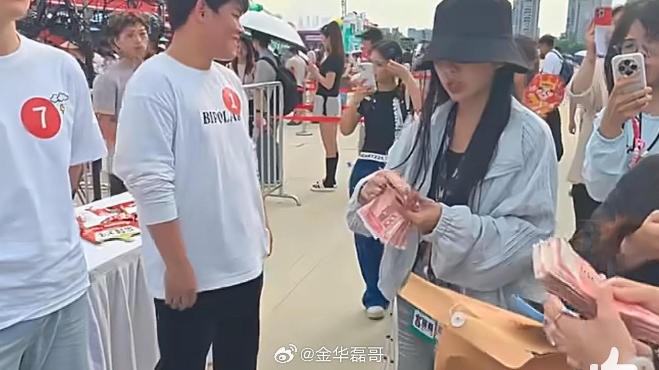 8个大学生靠吃2分钟赚3万这比赛简直是大学生福报！两分钟狂炫5200元，什么叫真