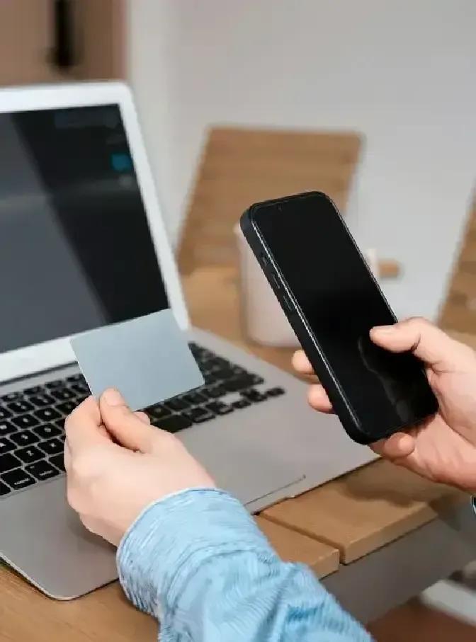 男粉丝大清早给博主塞了1000块，备注写着电脑维修补贴，说看你设备旧了心疼。
博