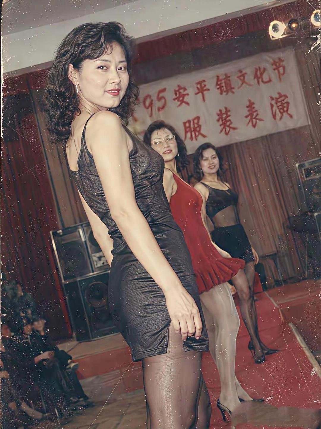 九十年代的女性模样干净利落。在那个没有智能手机的时代，生活实则十分充实。不管是城