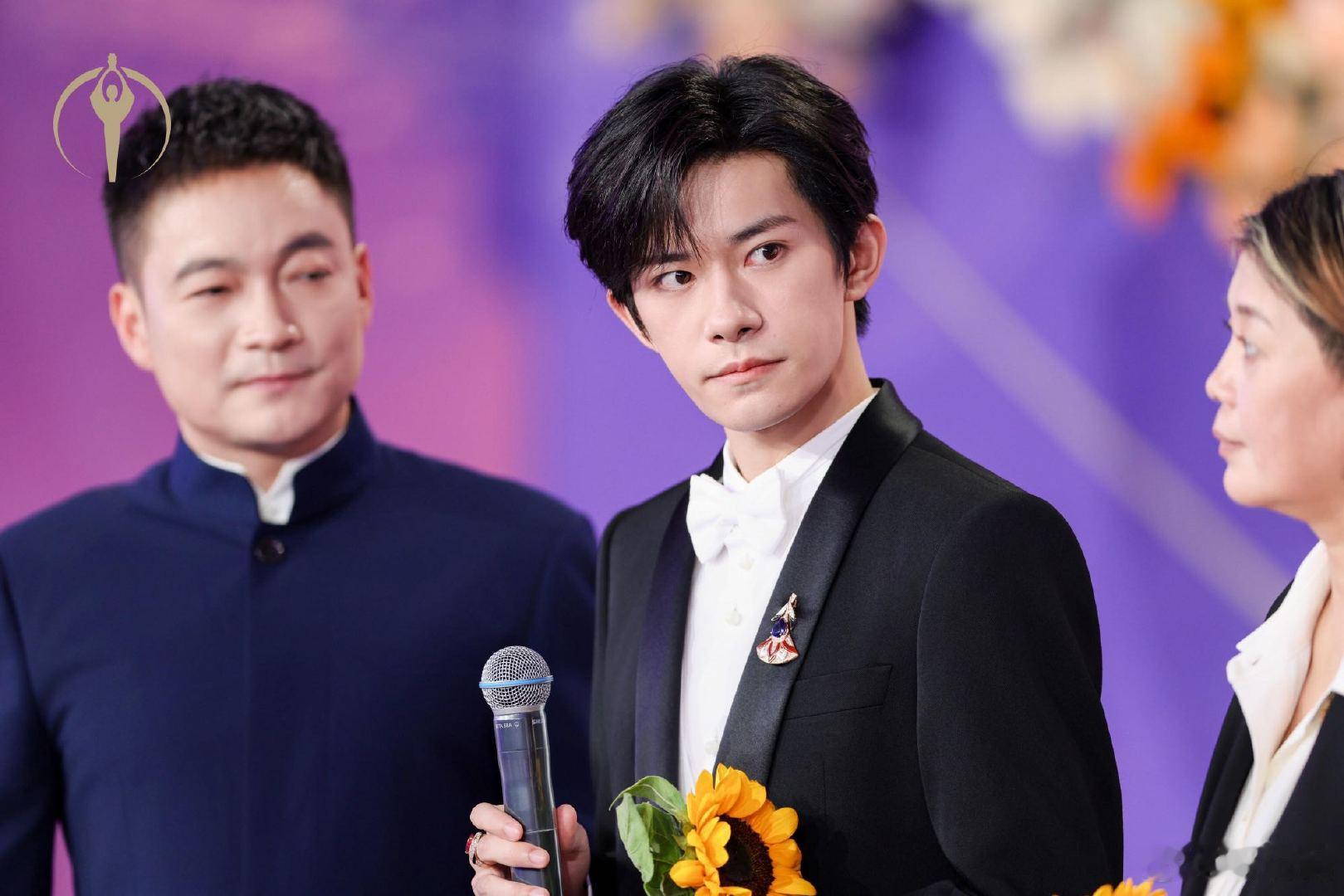 易烊千玺得奖后状态 获奖前后的状态对比太明显了，穿上黑色西装的易烊千玺松弛又大气
