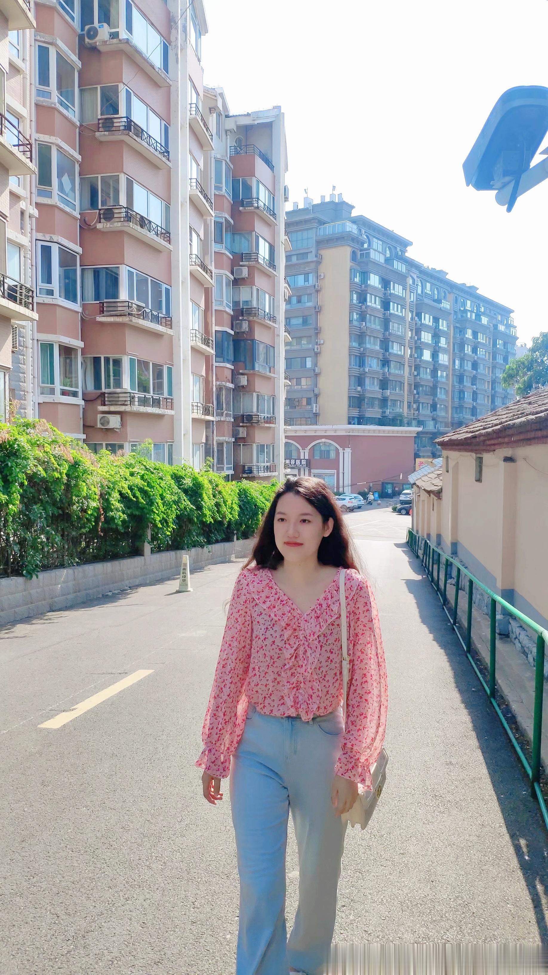 夏季又防晒又清凉的穿搭来了碎花雪纺衫清凉又减龄不村，黄皮黑皮都可高腰牛仔裤防晒又