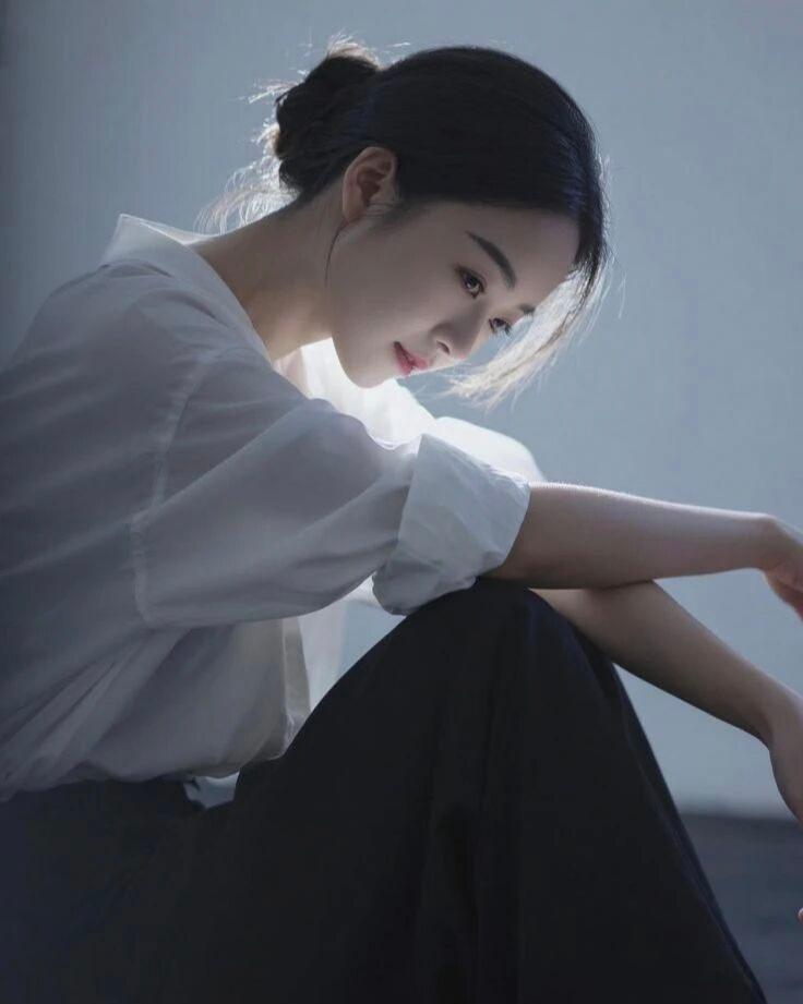 清醒，是女性的顶级魅力清醒的女人，从不在烂人烂事上纠缠，不在无效社交里内耗。
她