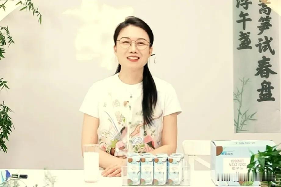 新疆到底有什么魔力，

让与辉同行的小伙伴们流连忘返，

潇潇直播结束又请了两天