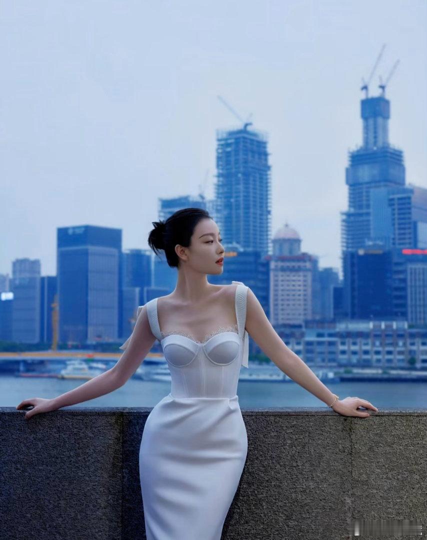 网友练车偶遇倪妮偶遇倪妮考科目二啊？倪妮看起来不像是没有驾照的人啊，为什么我练车