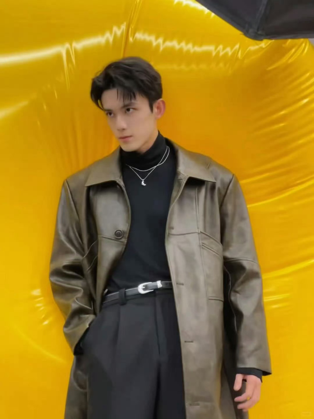 吴磊 × 今日创维直播活动造型大片 📸吴磊把超跑开上了红毯