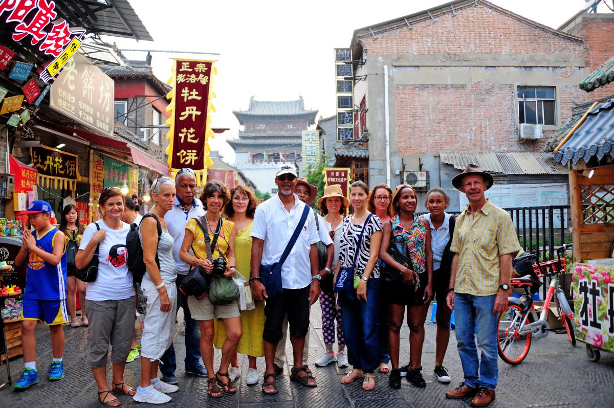 马斯克在社交平台公开认可中国旅游体验

他的母亲梅耶·马斯克也分享在华见闻，认可