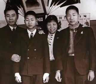 毛岸青对李敏说：毛主席是我们的爸爸。李敏笑他：你糊涂了吧？
 
那时候毛岸英、毛