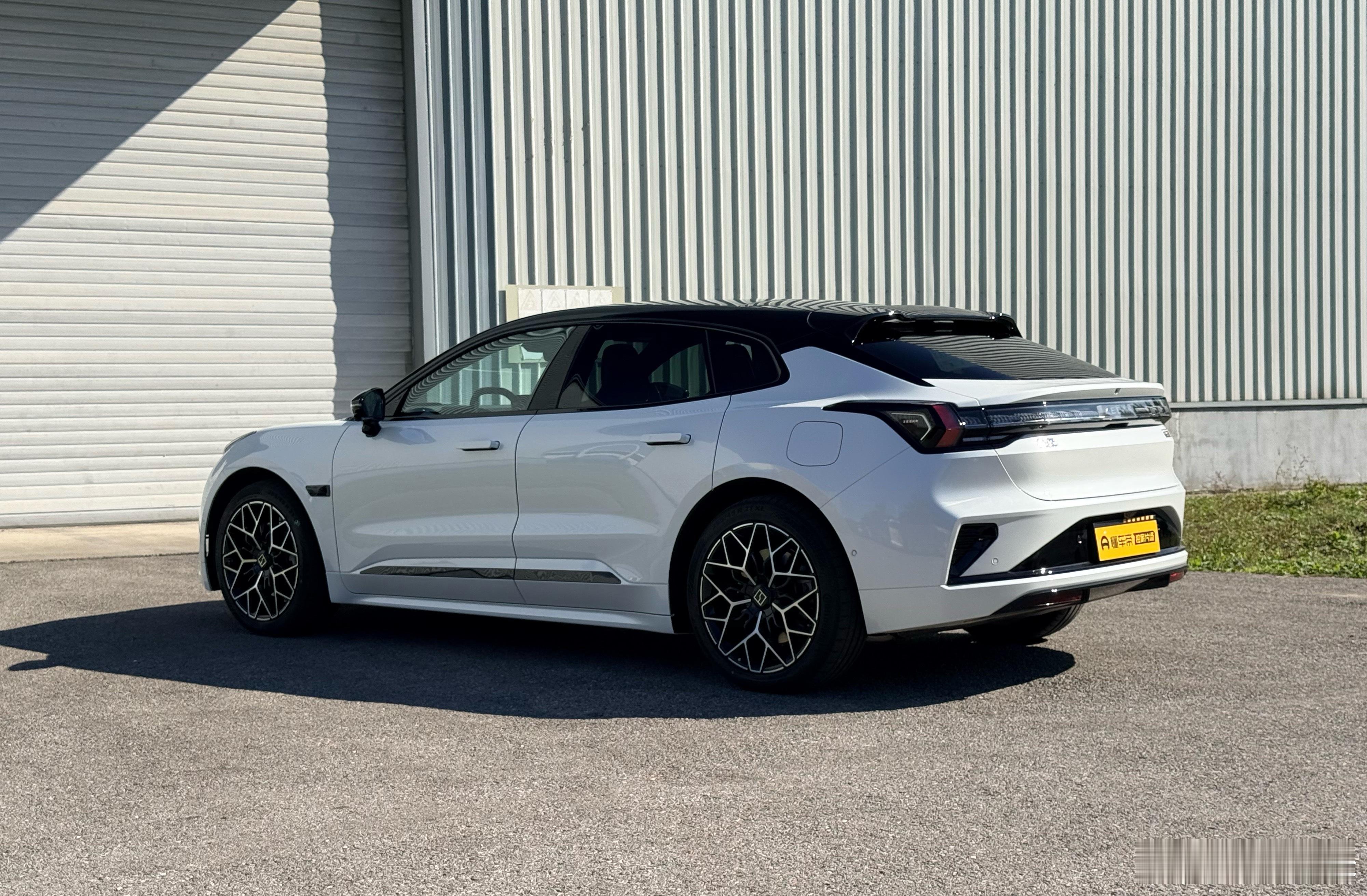 极氪001是我当年开完就觉得惊为天人的国产车，特别是底盘对运动和舒适的均衡，以及