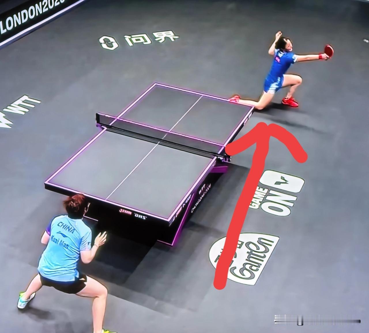 张本美和真调皮
比赛闲㗇跳支舞。
这舞姿好美呀！
考验身体的柔韧性。