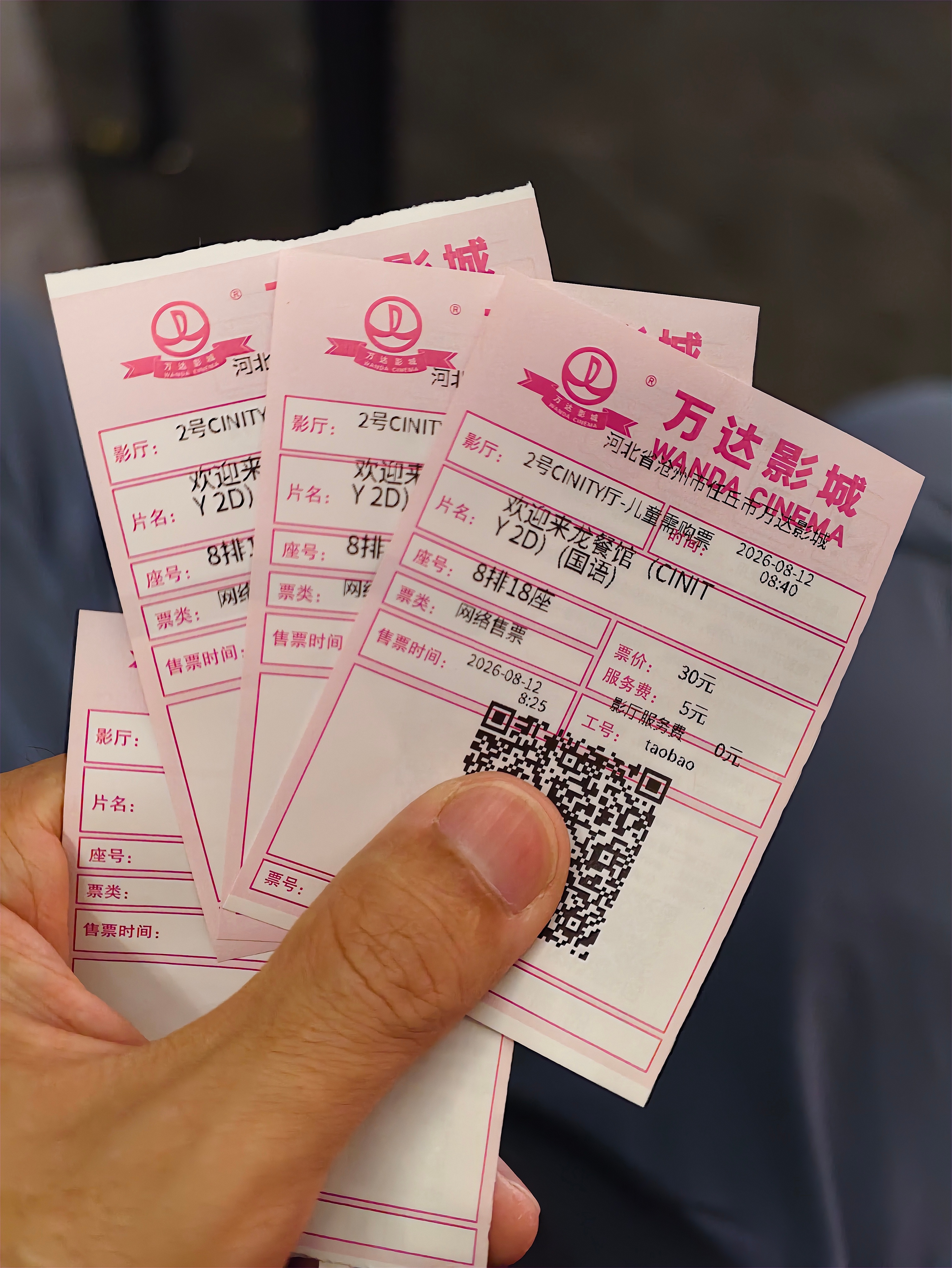 小朋友喜欢看小约翰可汗的视频，对他来说，非洲小国，硬核狠人，都是些“好玩的故事”