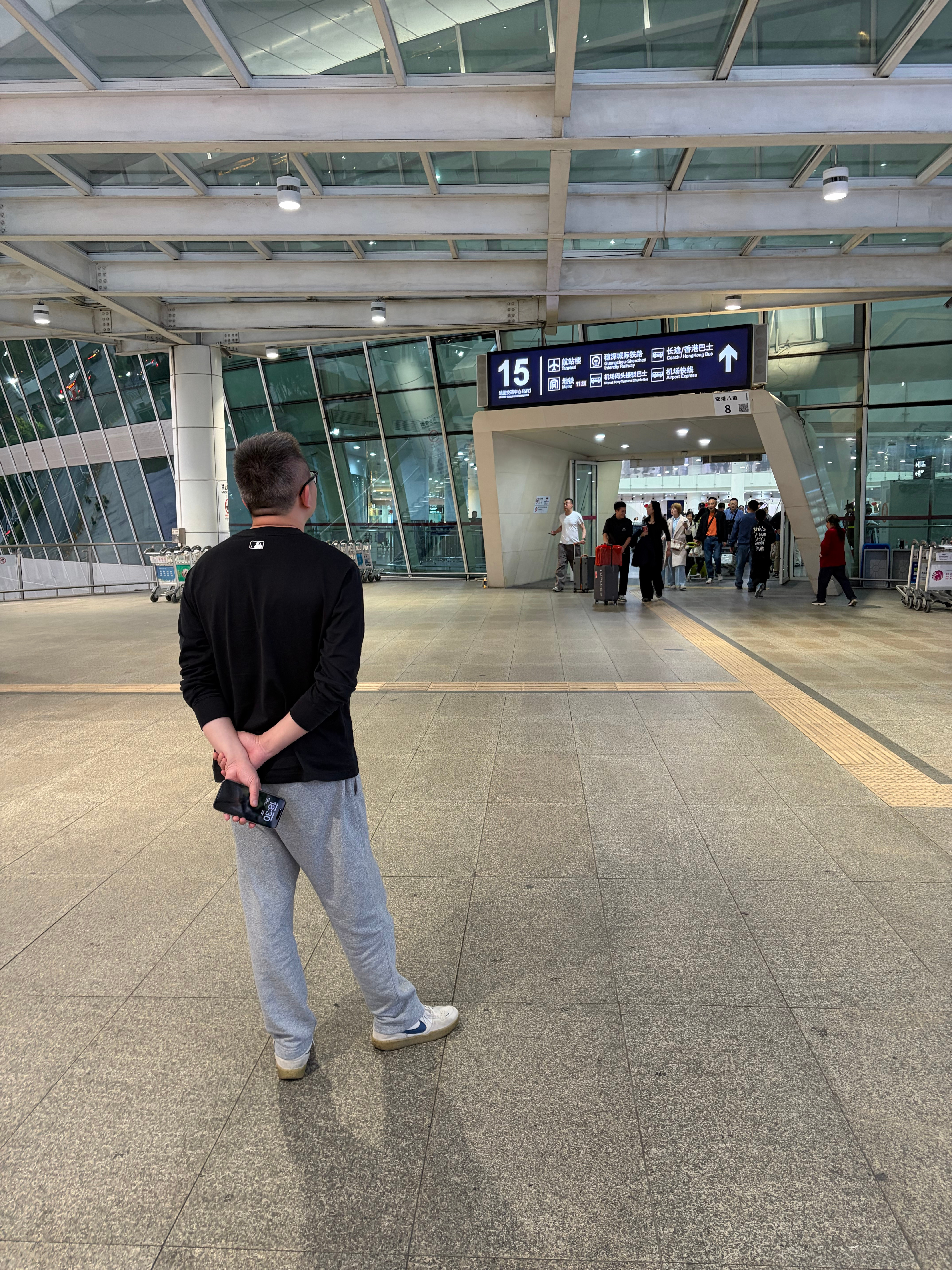 六点十分说飞机到了，我们就到出口等，半小时还没接到。老父亲伸长了脖子在等暴躁小孩