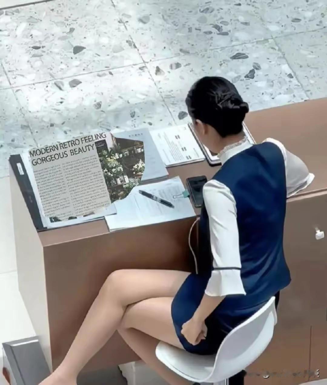 有些前台工位设计的真是反人类，前台就不可以坐一会吗？