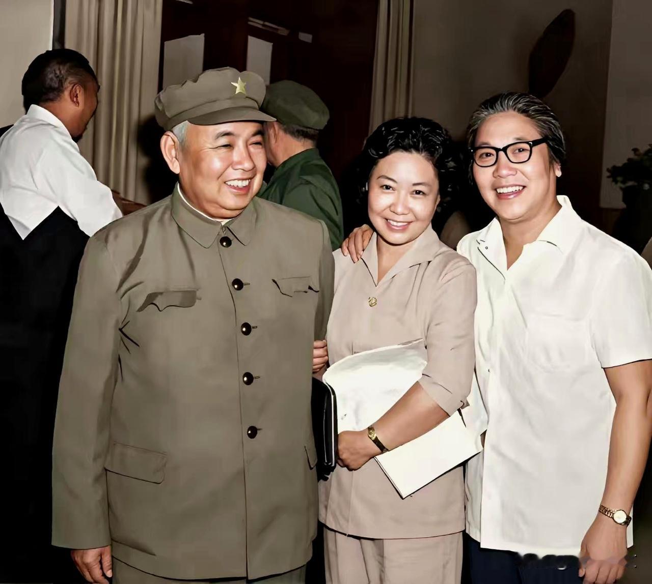汇聚了三个真正为国奉献一生的中国人
人物（左起）：许世友（开国上将，时任国防部副