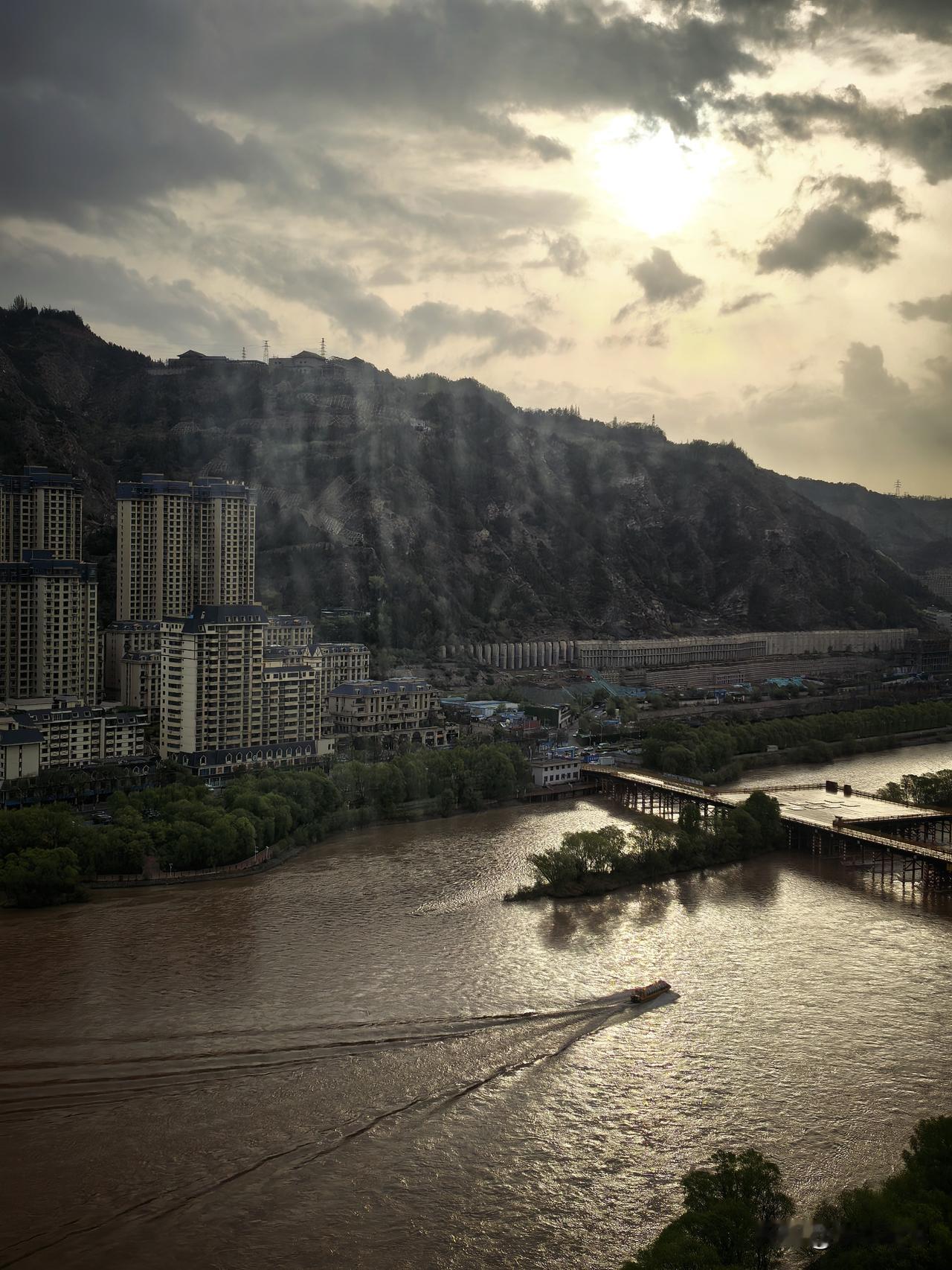 星光随笔 昨夜的雨，为金城洗去了浮尘，也为黄河换上了一身温润的光泽。天光初醒，云
