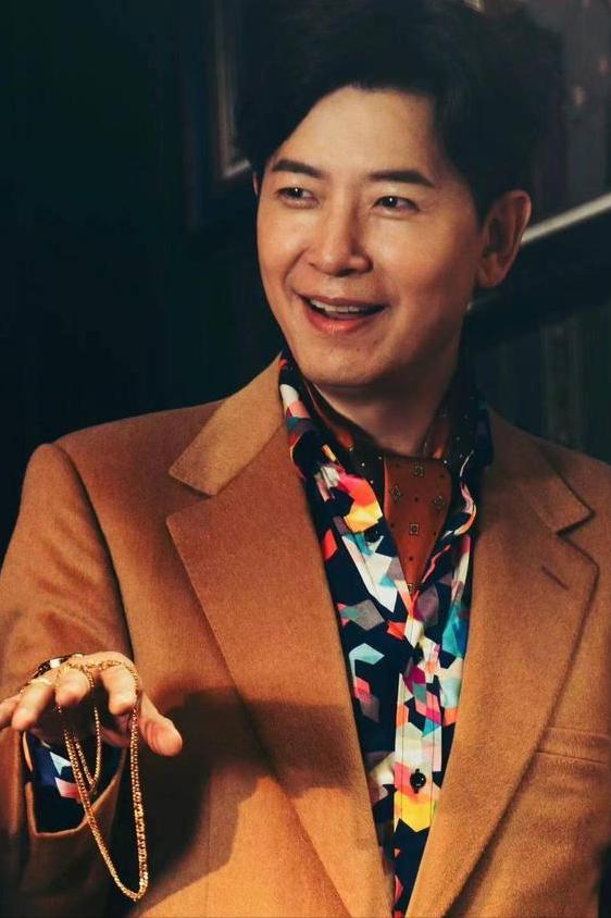 演员，戴军，在繁华里扮演一个饭店老板，浮华不靠谱，戴军说，我很享受这个创作过程，