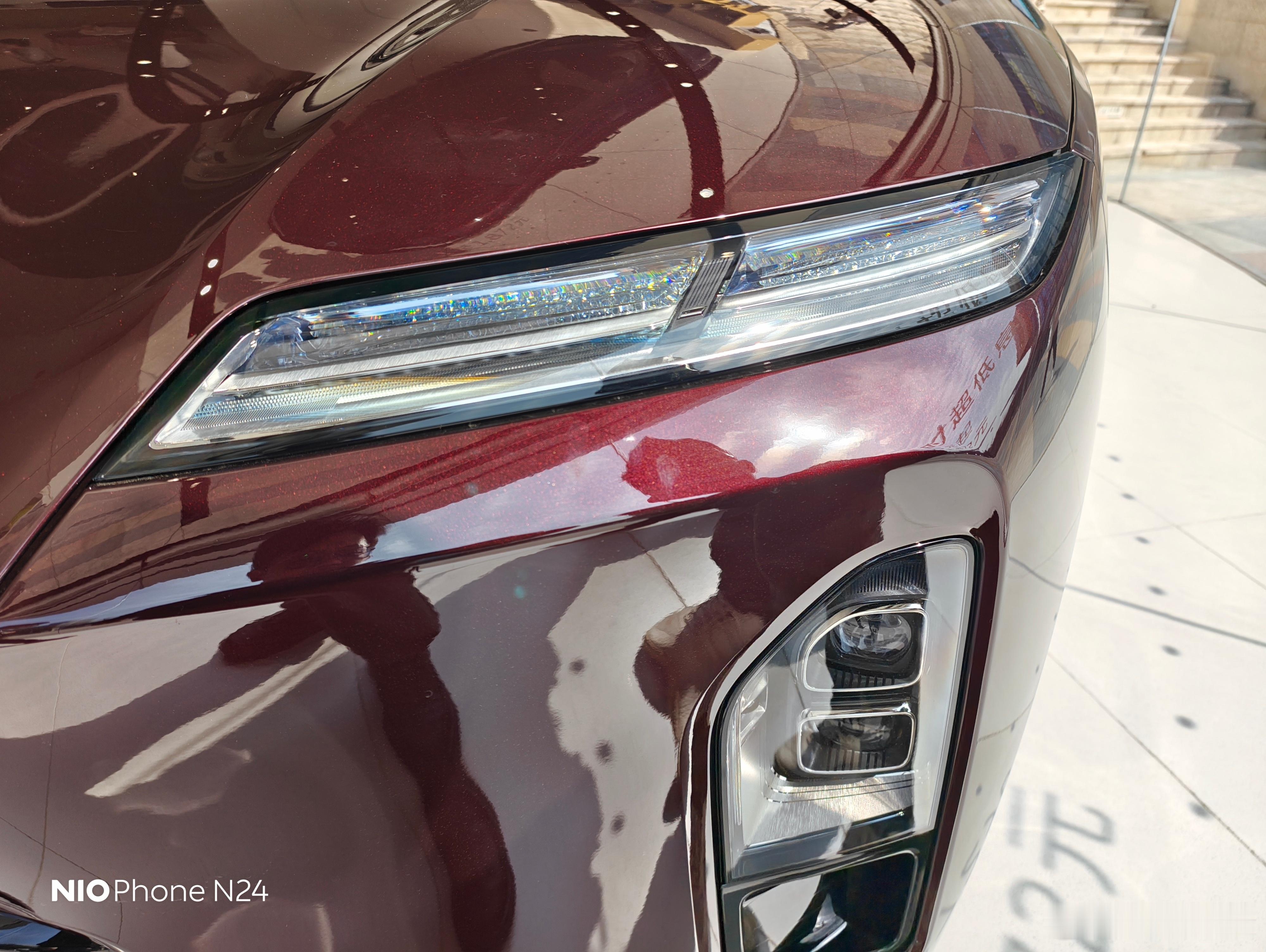 在合肥万象城牛屋的阳光下拍到的星云红是真的红，一点都不黑。电动兄弟蔚来es6五年