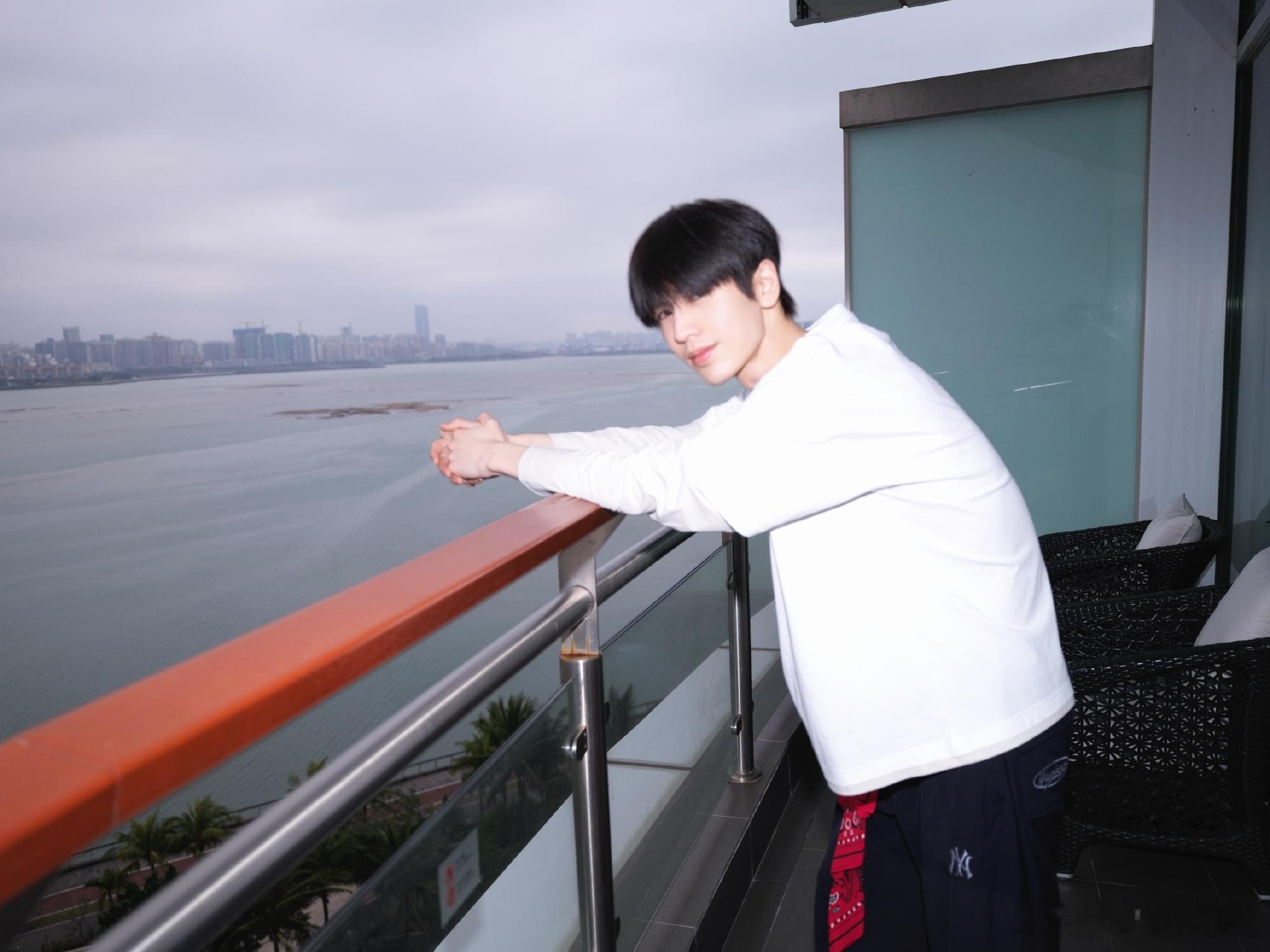 张凌赫因过敏调理身体演员生活不规律、经常熬夜劳累，很容易诱发免疫功能紊乱，导致过