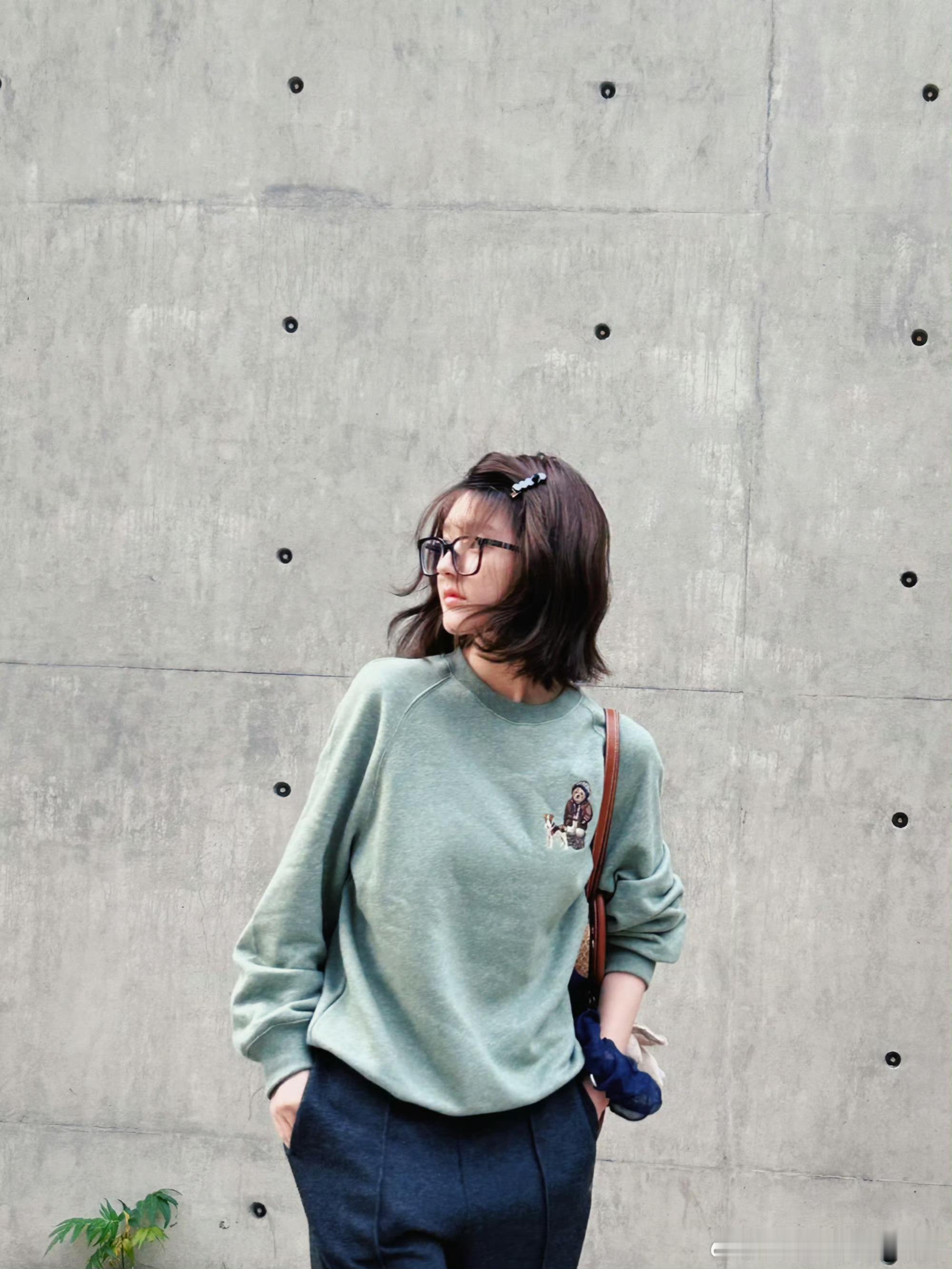 赵露思原来剪短发了，我还以为之前是假发来着，原来长发才是假发，这是新剧要求假发吗