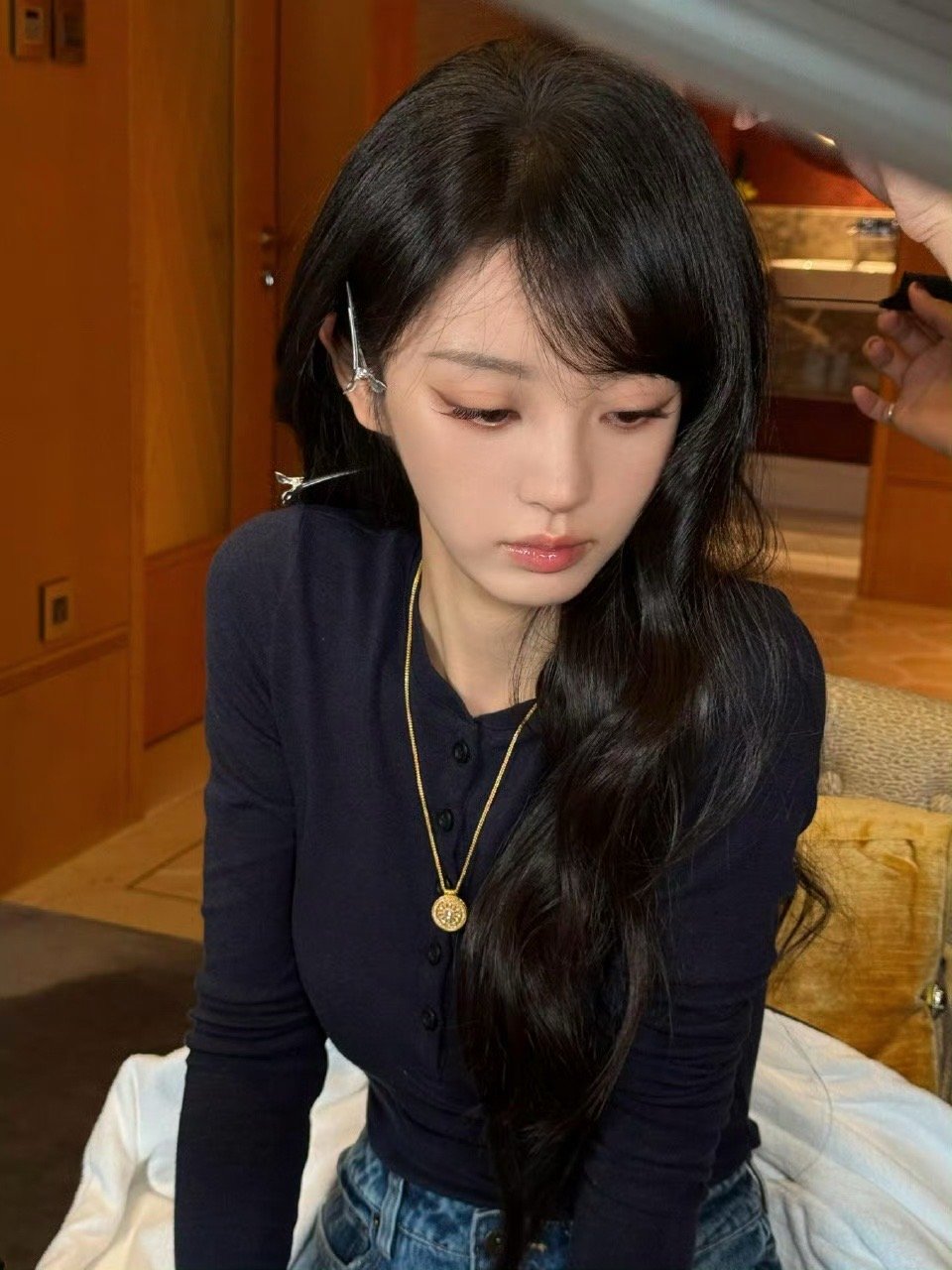 田曦薇卷发黑大衣 卷发+黑大衣自带高级感，甜妹变身气场女王～ ​​​