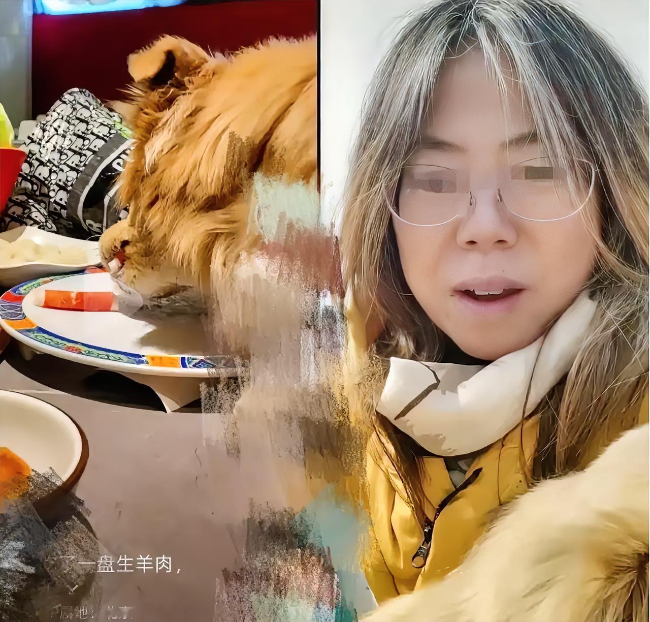 这下出名了
纵容狗上桌舔盘子，
还发视频炫耀，夸自己家的狗，“太棒了”
​你把狗