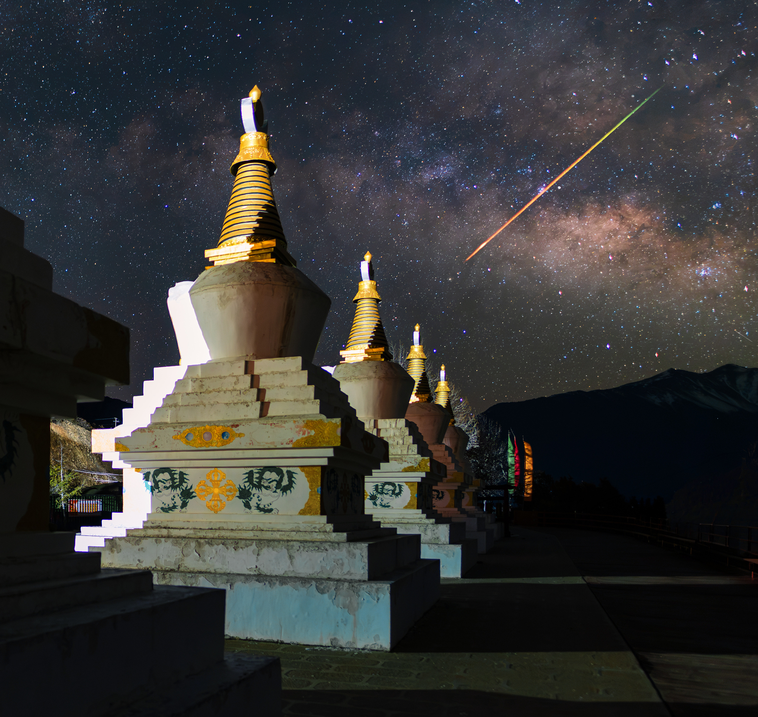 那年的梅里雪山，雾浓顶之夜：一颗流星划过雪域信仰。 尼康D850，20MM F1