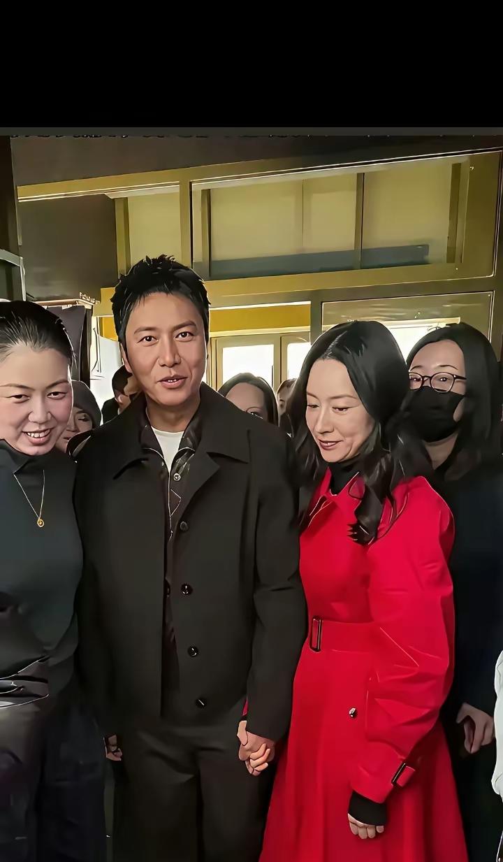 曾经靠着金粉世家成名的陈坤，
跟女主董洁合体上演了一波回忆杀，
董洁还能不能认出