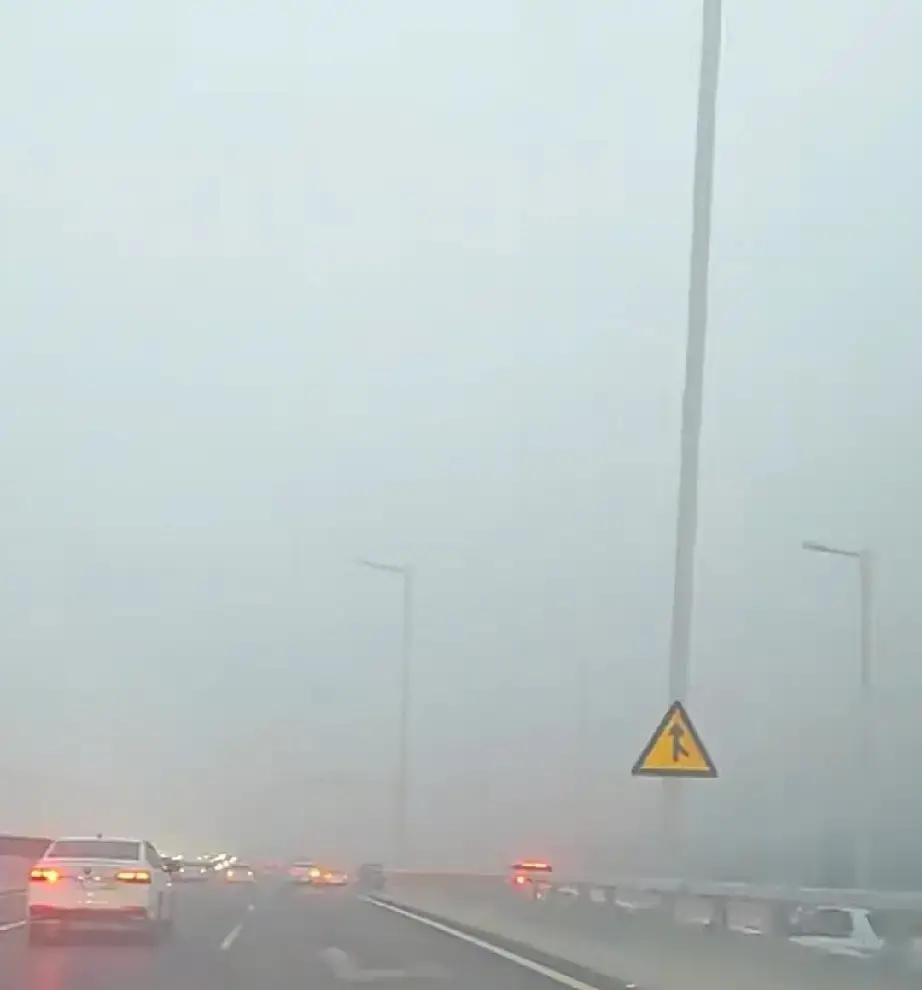 石家庄今早被大雾锁死，能见度最低只有一百多米。
高速封路，公交晚点，飞机滑行像蜗