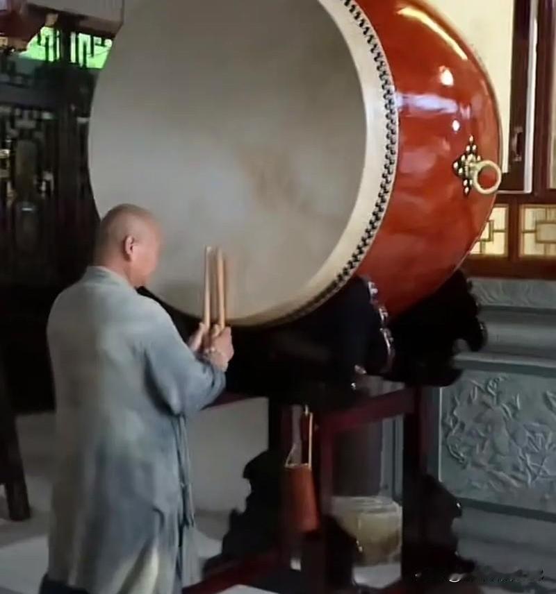 上联:晨钟鸣古寺(头条)
下联:暮鼓静新僧(原创)