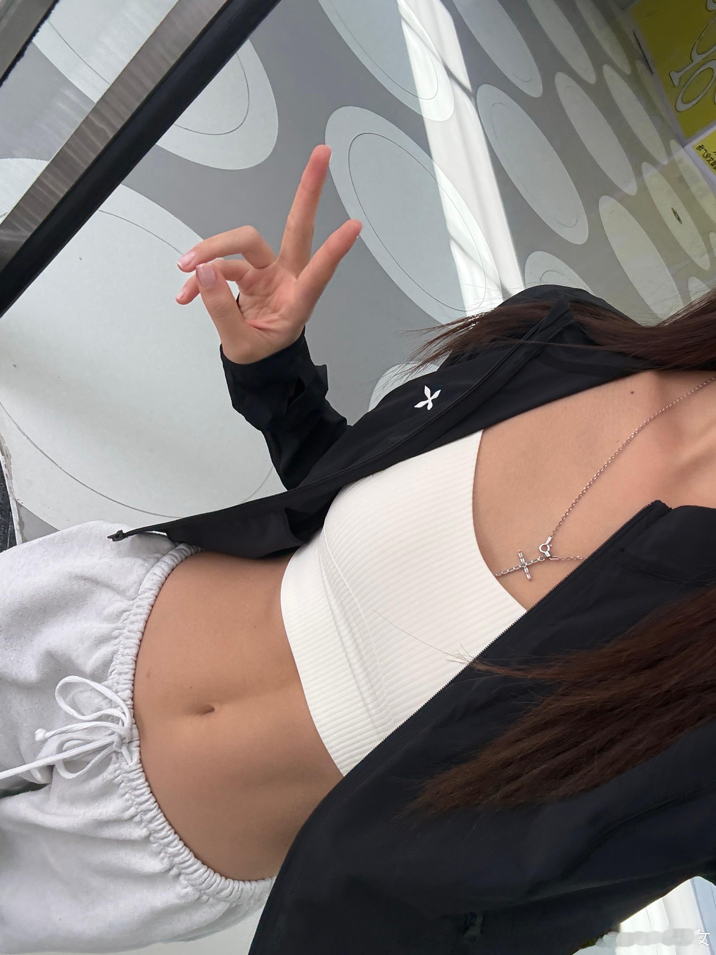 哇塞哇塞 早饭我姐做了加强版抹茶味的香蕉燕麦我还泡了抹茶牛奶。抹茶我唔的早餐香得