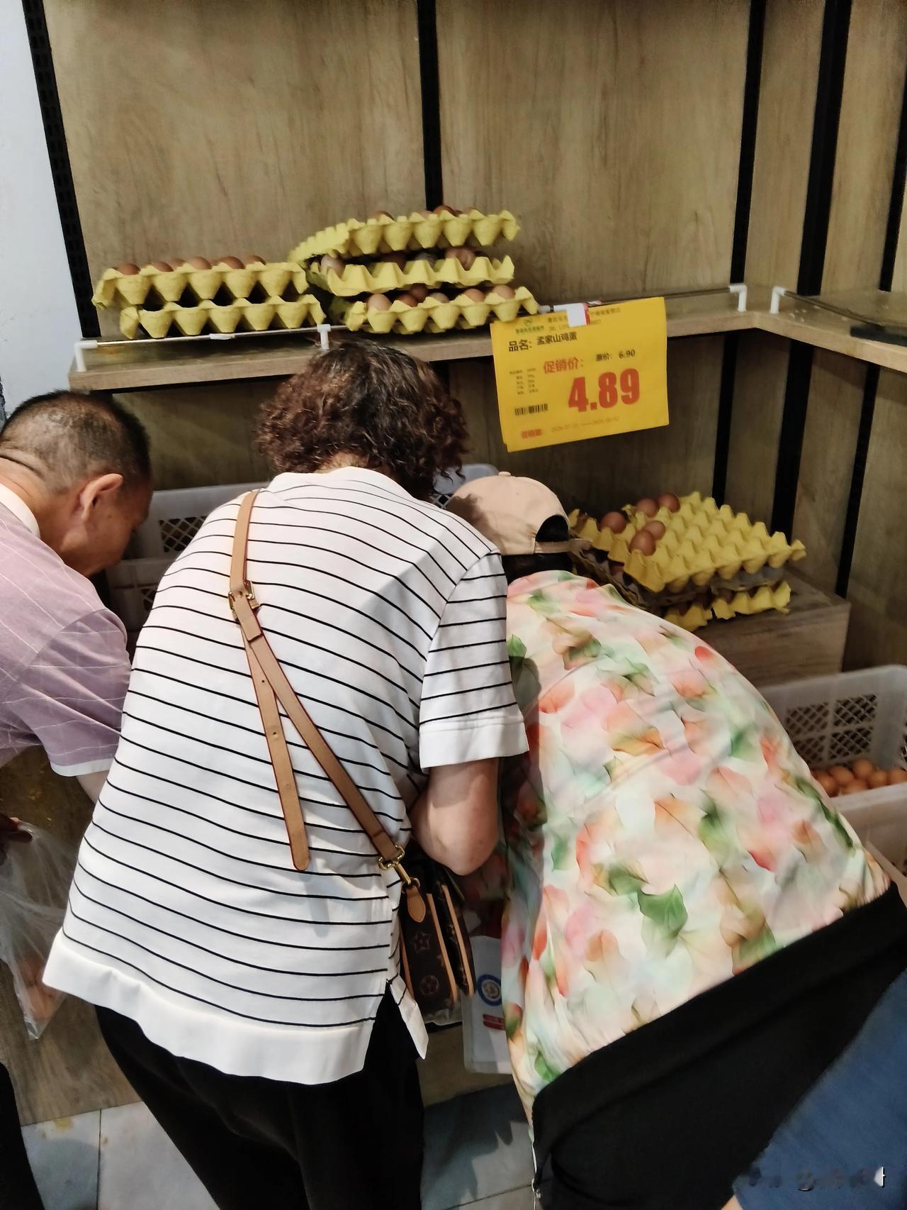 兰州某超市
今天这个超市在做活动，鸡蛋价格是一斤4.89元，顾客都在埋头抢鸡蛋，