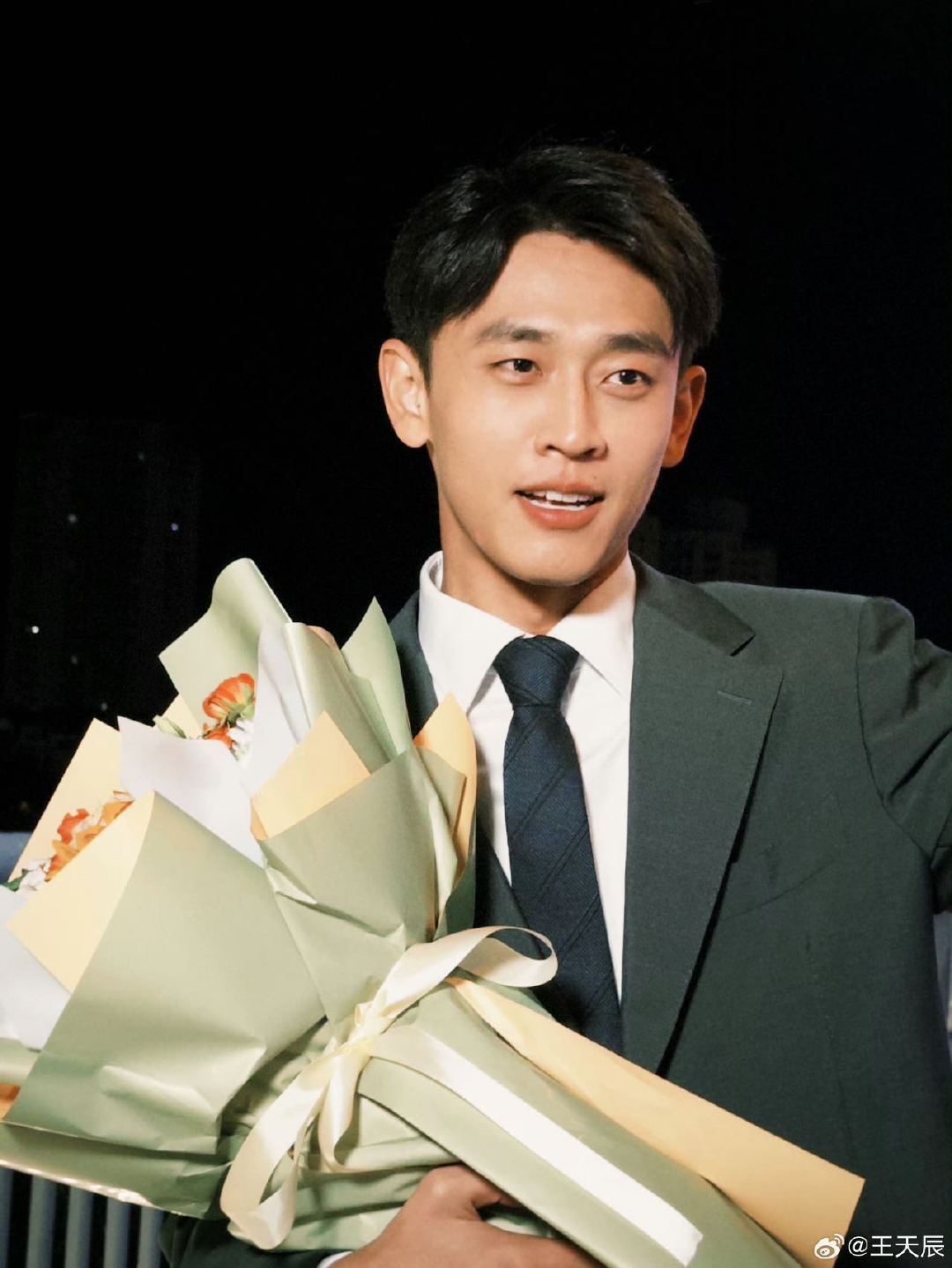 王天辰回应自己吓自己王天辰回应老式年轻人 做客镜头之外先导片先睹为快！姐夫回应自