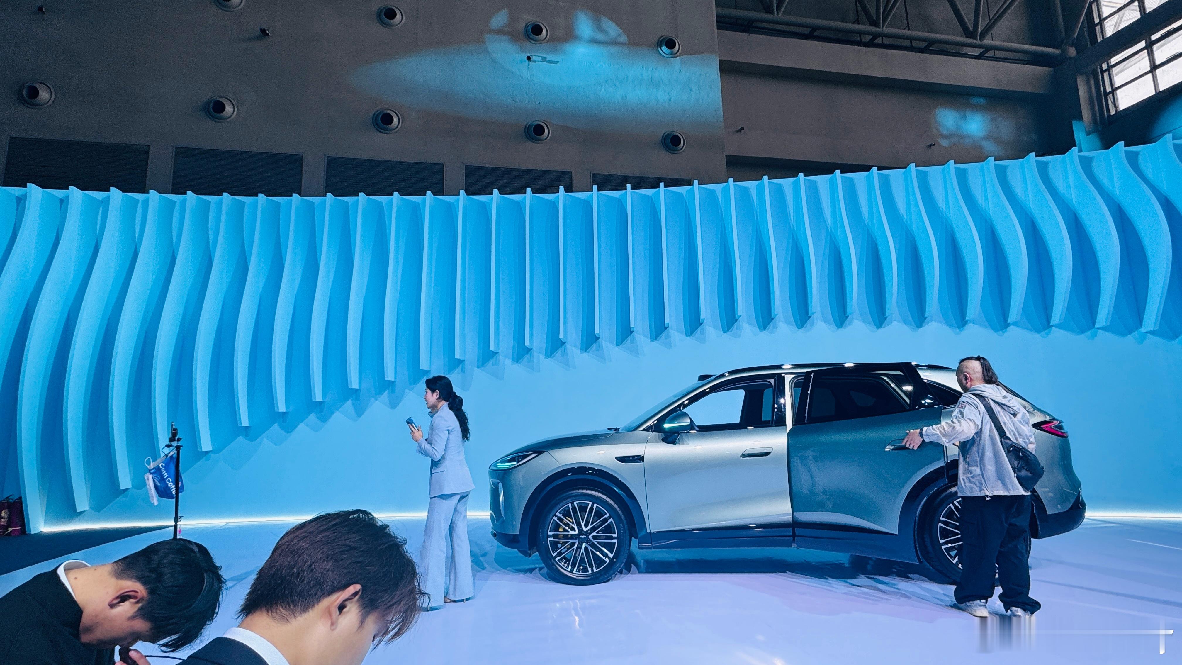 真的挺佩服汽车发布会现场的各位主播，滔滔不绝，侃侃而谈，出口成章，妙语连珠，引经