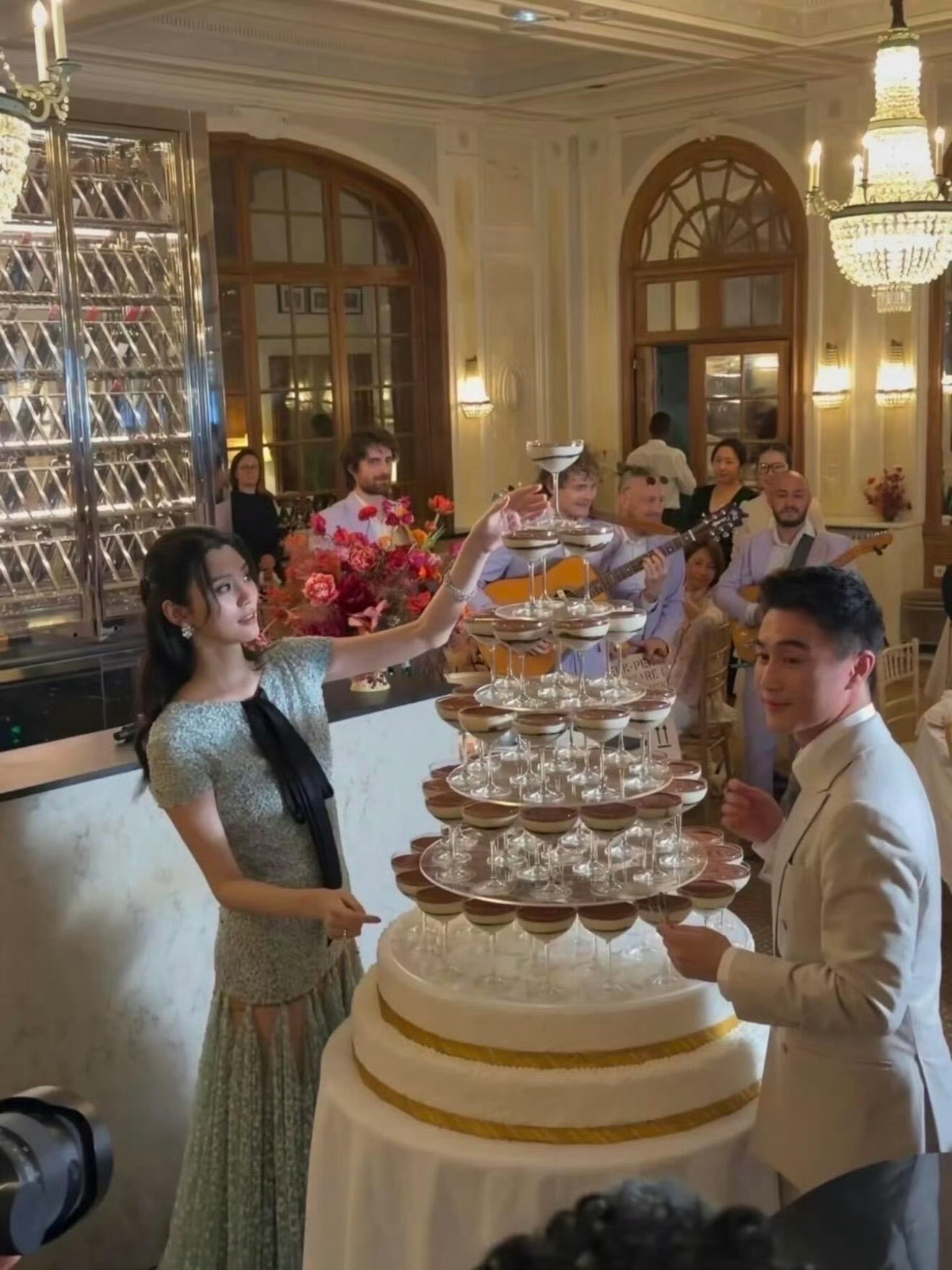 奚梦瑶婚礼香槟塔里装的是提拉米苏法国古堡大婚巧思出圈，摒弃传统酒水香槟塔，水晶杯
