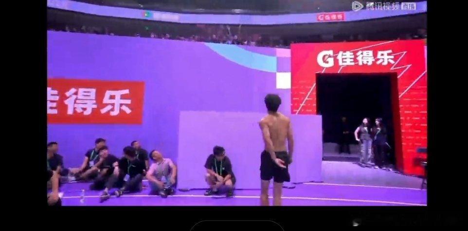 陈牧驰把鞋扔给粉丝了，粉丝有福了…原味儿跑鞋[黑线] ​​​