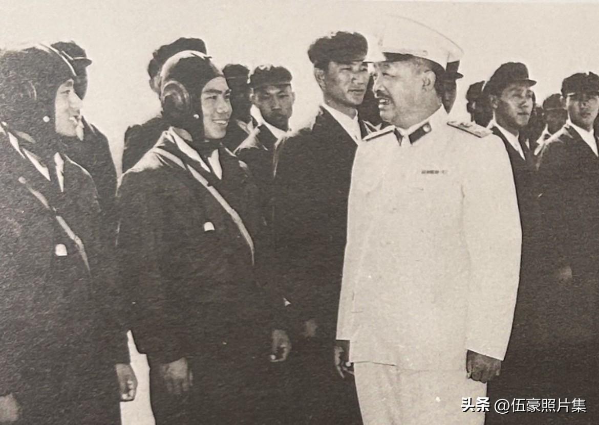 1961年，贺龙元帅接见空军某部飞行员和地勤人员的老照片。当时正值三年经济困难时